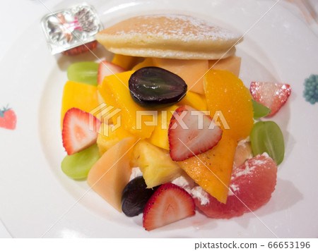 煎餅和水果拼盤 66653196