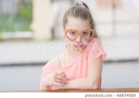 I just got invited to a valentines party. Little 66654889