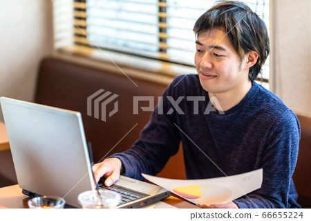 Businessman working with a computer in a cafe 66655224