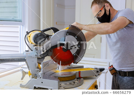 Construction worker wearing a medical mask to 66656279