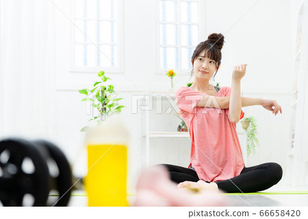 一個女人在室內做運動 66658420