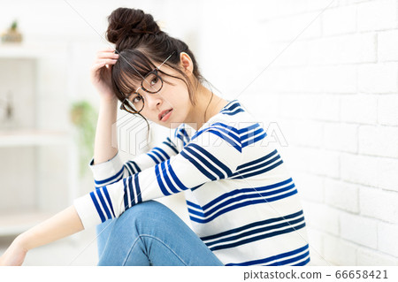 一個女人在她20多歲時獨自生活的肖像 66658421