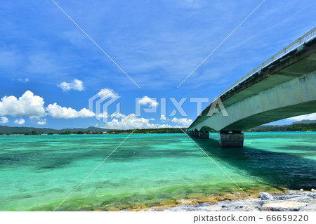 古里橋和翡翠綠海灘/沖繩 66659220