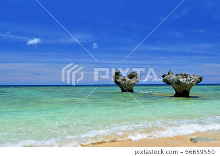 沖繩古力島蒂努海灘上的心形岩石/心形岩石 66659550
