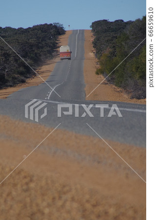 一輛在澳大利亞珀斯附近的廣闊道路上行駛的校車 66659610