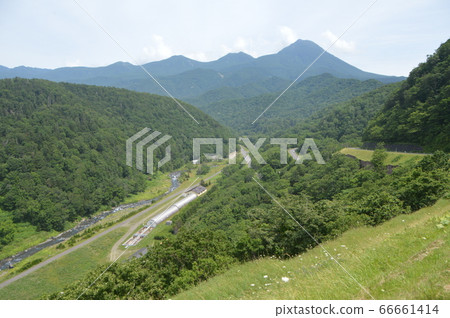 Overlooking Iwao Betsukawa, in the distance, Rausu-dake (Near Iwao Betsu Onsen / Shari-cho, Shari-gun, Hokkaido) 66661414
