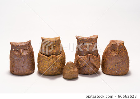 Worship owls in pottery. 66662628