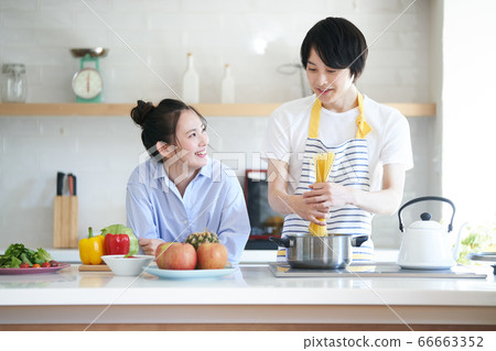 Men who like cooking 66663352