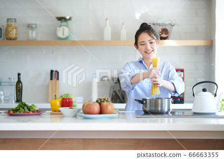 年輕女子煮意大利面 66663355