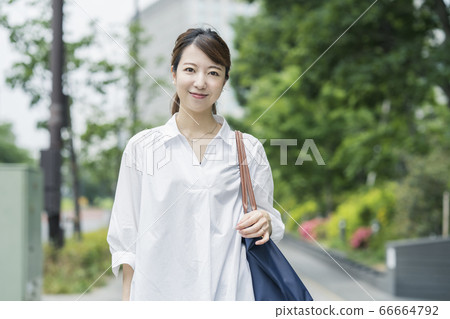 Woman with my bag for shopping Woman with my bag for shopping 66664792