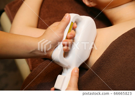 脫毛沙龍一側的治療圖像（無臉） 66665823