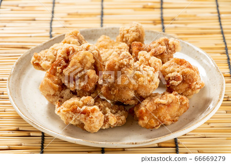 Fried chicken thigh meat (fried Tatsuta). Background, blinds. 66669279