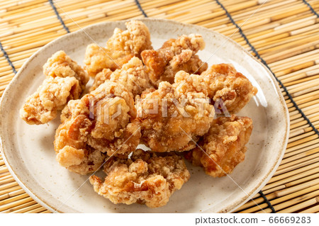 炸雞大腿肉（炸龍蝦）。背景，百葉窗。 66669283