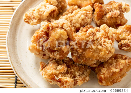 炸雞大腿肉（炸龍蝦）。背景，百葉窗。 66669284