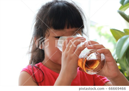 Child with hydration 66669466