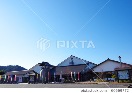 島根縣安來市靖國神社表演藝術中心在蔚藍的天空下等候遊客（晴天） 66669772