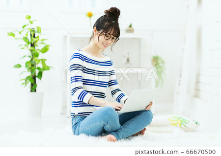 婦女的便衣放鬆 66670500