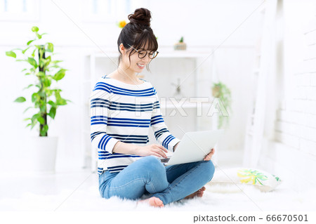 婦女的便衣放鬆 66670501