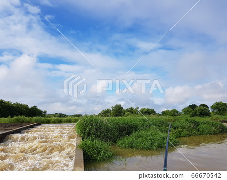夏日的天空，河 66670542
