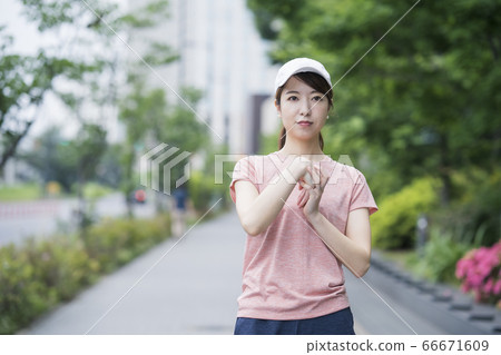戶外運動的女人 戶外運動的女人 66671609