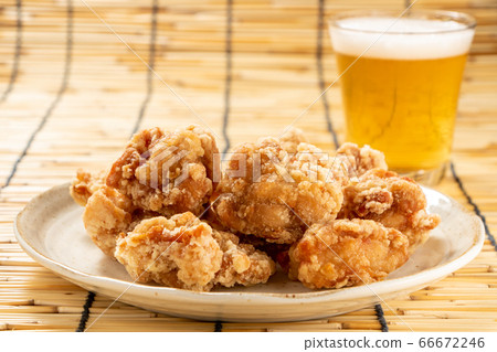 炸雞大腿肉（炸龍蝦）。夏天啤酒快餐的圖像。 66672246
