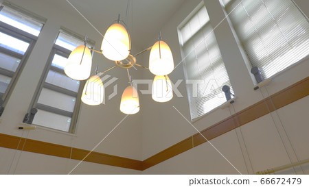 帶吊燈和高天花板的客廳(空中窗戶)1497 帶吊燈和高天花板的客廳(空中窗戶)1497 66672479