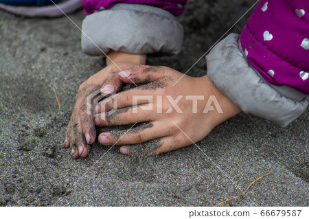 Hand full of sand Hand full of sand 66679587