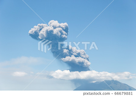 從鹿兒島霧島市看到的櫻島噴發：從居民區看到的櫻島的噴發 66679881