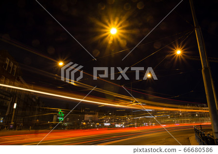 荷蘭阿姆斯特丹的夜景:歷史建築和流動的電車燈 荷蘭阿姆斯特丹的夜景:歷史建築和流動的電車燈 66680586
