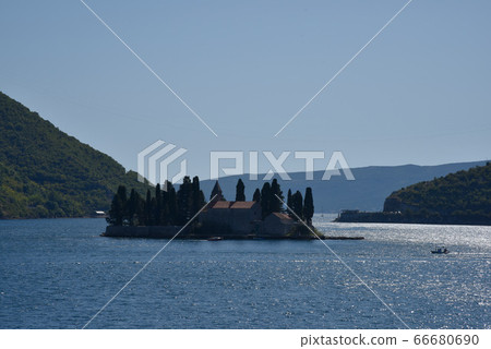 Haruki Tenki, small boat on the sea, small island on the sea. Haruki Tenki, small boat on the sea, small island on the sea. 66680690