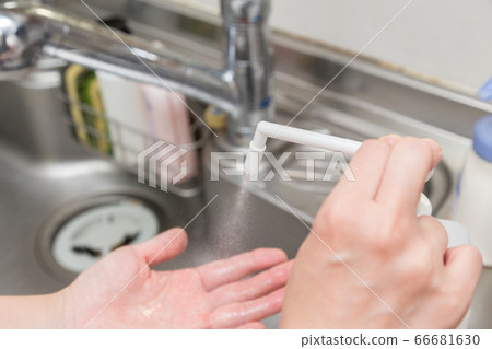 做酒精消毒的婦女的手 66681630