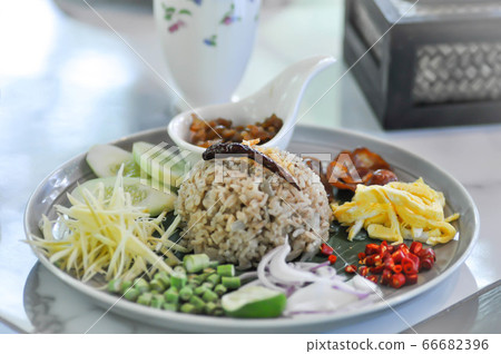 deep fried egg, omelet or omelette 66682396