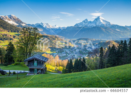 Idyllic mountain scenery in the Alps with cabin 66684557