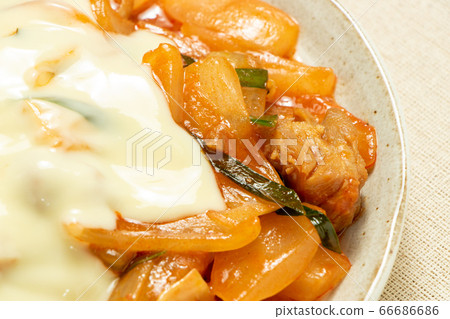 加入奶酪Dakgalbi(韓式炸雞和奶酪蔬菜)。 加入奶酪Dakgalbi(韓式炸雞和奶酪蔬菜)。 66686686