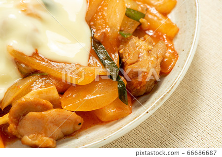 Cheese Dakgalbi (Korean style stir-fried chicken and vegetables with cheese) is added. 66686687