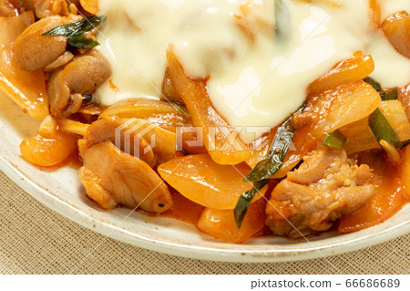 加入奶酪Dakgalbi(韓式炸雞和奶酪蔬菜)。 加入奶酪Dakgalbi(韓式炸雞和奶酪蔬菜)。 66686689