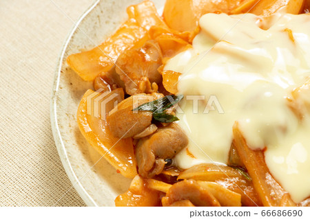 加入奶酪Dakgalbi(韓式炸雞和奶酪蔬菜)。 加入奶酪Dakgalbi(韓式炸雞和奶酪蔬菜)。 66686690