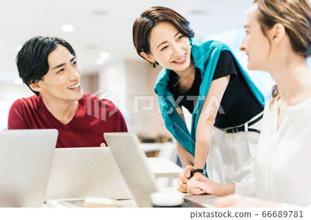 Employees meeting [Global] 66689781