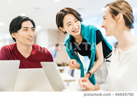 Employees meeting [Global] 66689786