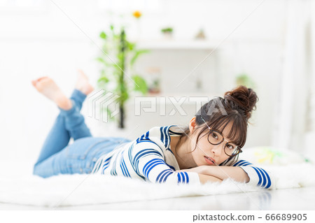 獨自生活的放鬆婦女的形象 66689905