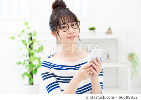 接觸智能手機的婦女 66689912