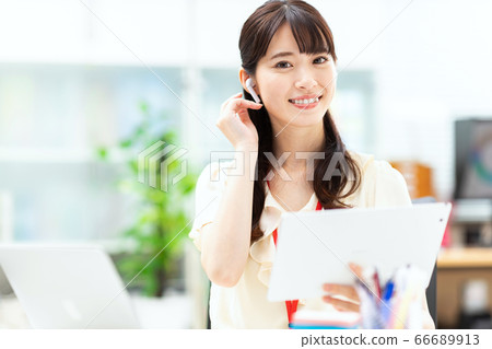 女人在辦公室工作 66689913