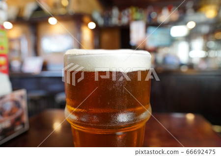 喝一杯一品脫的啤酒《淡啤酒》。 ② 66692475