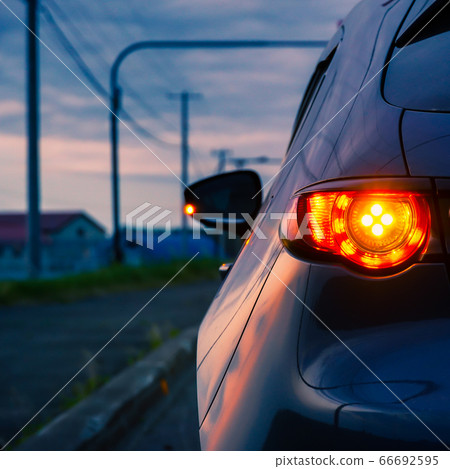 汽車的日落美景和尾燈 汽車的日落美景和尾燈 66692595