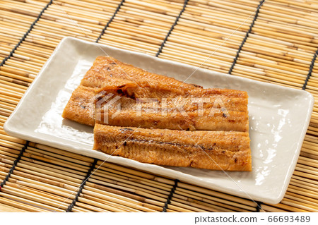 烤鰻魚(國內)。天的圖像夏天的與背景窗簾的黃牛為夏天和地球。 烤鰻魚(國內)。天的圖像夏天的與背景窗簾的黃牛為夏天和地球。 66693489