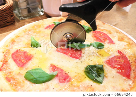 Margherita pizza 66694243