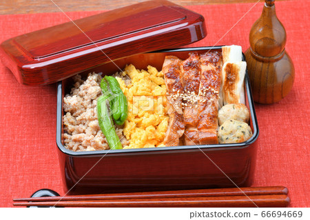 Yakitori bowl, Yakitori Shige, 3 color chicken bowl, Teriyaki Shige. Minced chicken meat, egg meat, chicken thigh teriyaki, tsukune, green onion. Yakitori bowl, Yakitori Shige, 3 color chicken bowl, Teriyaki Shige. Minced chicken meat, egg meat, chicken thigh teriyaki, tsukune, green onion. 66694669