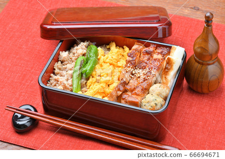 烤雞肉串,烤雞肉串,三色雞碗,照燒茂。雞肉末,雞蛋末,雞大腿紅燒,tsukune,蔥。 烤雞肉串,烤雞肉串,三色雞碗,照燒茂。雞肉末,雞蛋末,雞大腿紅燒,tsukune,蔥。 66694671