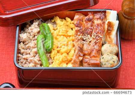 Yakitori bowl, Yakitori Shige, 3 color chicken bowl, Teriyaki Shige. Minced chicken meat, egg meat, chicken thigh teriyaki, tsukune, green onion. Yakitori bowl, Yakitori Shige, 3 color chicken bowl, Teriyaki Shige. Minced chicken meat, egg meat, chicken thigh teriyaki, tsukune, green onion. 66694673