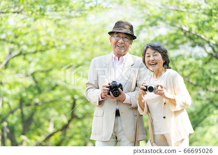 年長夫婦旅行相機夫婦 66695026